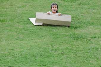 微笑女孩坐在纸板盒子滑动山植物花园著名的户外<strong>学习中心</strong>美卫生部我的公园lampang泰国快乐童年概念