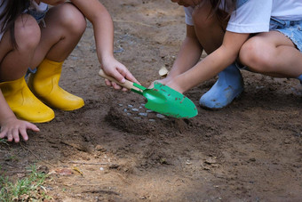 可爱的姐妹靴子花园工具铲子种植植物花园孩子帮助妈妈花园园丁