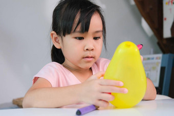 女孩学习静电<strong>科学实验</strong>气球教室容易有趣的<strong>科学实验</strong>孩子们首页