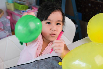 女孩学习静电<strong>科学实验</strong>气球教室容易有趣的<strong>科学实验</strong>孩子们首页