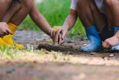 可爱的姐妹靴子花园工具铲子种植植物花园孩子帮助妈妈花园园丁