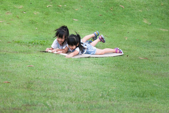 微笑姐妹谎言倾向纸板盒子滑动山植物花园著名的户外学习中心美卫生部我的公园lampang泰国快乐童年浓缩的