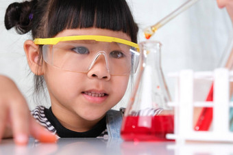 孩子们学习科学实验教室女孩玩科学实验首页学校教育容易有趣的科学实验孩子们首页