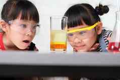 孩子们学习科学实验教室姐妹玩科学实验首页学校教育容易有趣的科学实验孩子们首页
