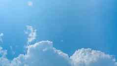 蓝色的天空夏天一天蓝色的天空白色云白色云背景自然天气清晰的天空