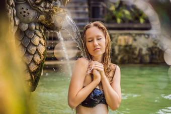 年轻的女人热弹簧班加尔热水<strong>发布</strong>口雕像热弹簧班加尔巴厘岛印尼