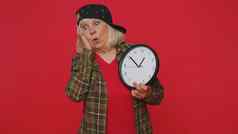 困惑高级女人焦虑检查时间时钟运行晚些时候工作延迟的最后期限