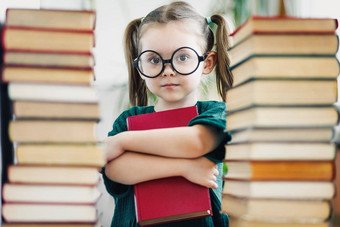 学前教育年龄女孩大轮<strong>眼镜</strong>持有红色的书书桩