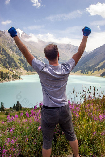 男人。提高了手天<strong>空山</strong>湖壮观的风景优美的大阿拉木图湖天<strong>山山</strong>脉<strong>山</strong>