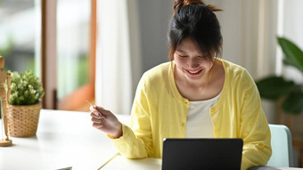 快乐亚洲女人购物在线互联网银行服务电脑平板电脑