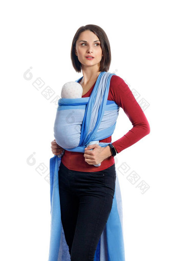 婴儿袋有吸引力的年轻的妈妈。婴儿蓝色的编织包装航空公司免费的手活跃的母亲概念的想法