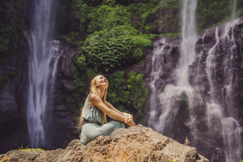 女人绿松石衣服sekumpul瀑布丛林巴厘岛岛印尼巴厘岛旅行概念