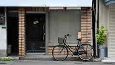 自行车柳条篮子停城市街前面砖墙外外观经典咖啡馆
