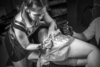 的纹身演示了过程使纹身纹身工作室