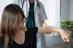 女病人锻炼治疗理疗师手臂受伤康复物理治疗概念