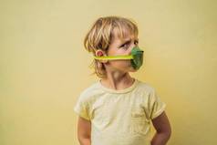 孩子使脸面具叶子保护空气污染空气净化孩子们概念树净化空气概念