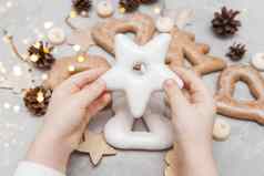 孩子们的手持有姜饼形状明星概念圣诞节糖果玩具花环散景装饰一年假期