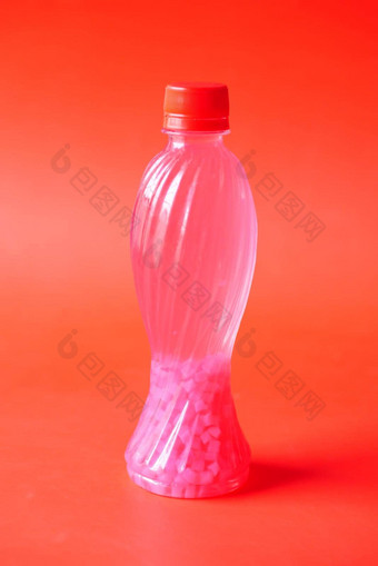 塑料瓶软喝红色的背景