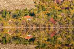 秋天山森林房子反射湖水景观