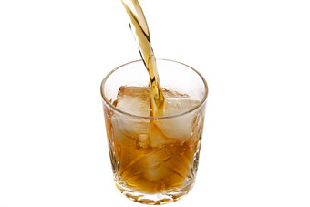 倒<strong>威士忌</strong>玻璃冰前视图