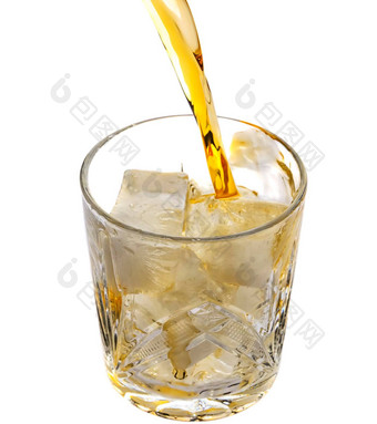 倒威士忌空玻璃冰前视图