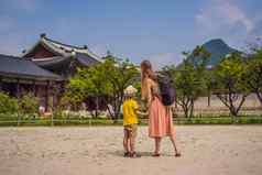 妈妈儿子游客韩国Gyeongbokgung宫理由首尔南韩国旅行韩国概念旅行孩子们概念