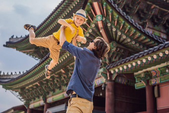 爸爸儿子游客韩国Gyeongbokgung宫理由首尔南韩国旅行韩国概念旅行孩子们概念