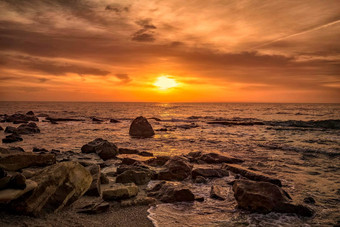 色彩斑斓的日出海岩石海岸
