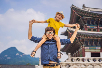爸爸儿子游客韩国Gyeongbokgung宫理由首尔南韩国旅行韩国概念旅行孩子们概念