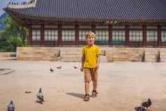 男孩旅游韩国Gyeongbokgung宫理由首尔南韩国旅行韩国概念旅行孩子们概念