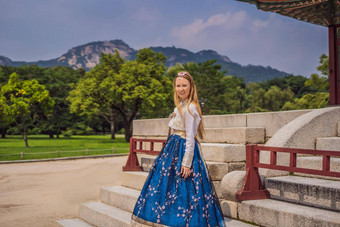 年轻的高加索人女旅游<strong>韩</strong>服国家朝鲜文衣服Gyeongbokgung宫旅行<strong>韩</strong>国概念国家朝鲜文服装娱乐游客国家朝鲜文服装