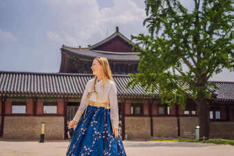 年轻的高加索人女旅游<strong>韩</strong>服国家朝鲜文衣服Gyeongbokgung宫旅行<strong>韩</strong>国概念国家朝鲜文服装娱乐游客国家朝鲜文服装