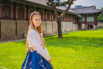 年轻的高加索人女旅游韩服国家朝鲜文衣服Gyeongbokgung宫旅行韩国概念国家朝鲜文服装娱乐游客国家朝鲜文服装