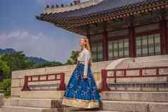 年轻的高加索人女旅游韩服国家朝鲜文衣服Gyeongbokgung宫旅行韩国概念国家朝鲜文服装娱乐游客国家朝鲜文服装