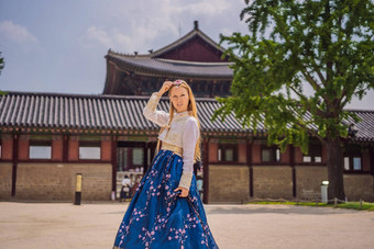 年轻的高加索人女旅游<strong>韩</strong>服国家朝鲜文衣服Gyeongbokgung宫旅行<strong>韩</strong>国概念国家朝鲜文服装娱乐游客国家朝鲜文服装