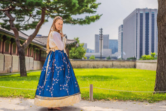 年轻的高加索人女旅游韩服国家朝鲜文衣服Gyeongbokgung宫旅行韩国概念国家朝鲜文服装娱乐游客国家朝鲜文服装