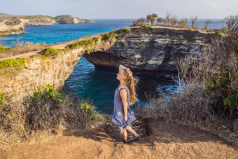 年轻的女人旅游破碎的海滩重镇penida印尼天使的分流海滩受欢迎的旅游目的地巴厘岛