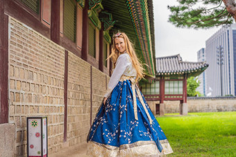 年轻的高加索人女旅游韩服国家<strong>朝</strong>鲜文衣服Gyeongbokgung宫旅行韩国概念国家<strong>朝</strong>鲜文服装娱乐游客国家<strong>朝</strong>鲜文服装