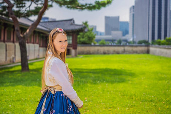 年轻的高加索人女旅游韩服国家朝鲜文衣服Gyeongbokgung宫旅行韩国概念国家朝鲜文服装娱乐游客国家朝鲜文服装