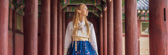 年轻的高加索人女旅游韩服国家朝鲜文衣服旅行韩国概念国家朝鲜文服装娱乐游客国家朝鲜文服装横幅长格式