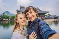 年轻的夫妇配偶新娘新郎丈夫妻子的男朋友女朋友花时间韩国假期韩国度蜜月旅行韩国概念