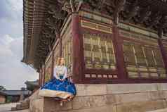年轻的高加索人女旅游韩服国家朝鲜文衣服朝鲜文宫旅行韩国概念国家朝鲜文服装娱乐游客国家朝鲜文服装