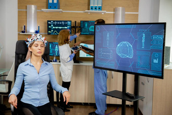 病人大脑扫描活动大屏幕