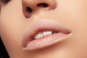 完美的自然唇化妆关闭宏照片完美的清洁皮肤光新鲜的唇化妆美丽的水疗中心嘴唇