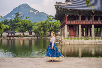 年轻的高加索人女旅游韩服国家<strong>朝</strong>鲜文衣服<strong>朝</strong>鲜文宫旅行韩国概念国家<strong>朝</strong>鲜文服装娱乐游客国家<strong>朝</strong>鲜文服装