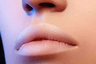 完美的自然唇化妆关闭宏照片完美的清洁皮肤光新鲜的唇化妆美丽的水疗中心嘴唇