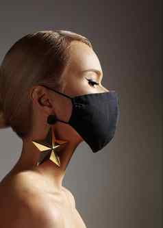 美丽的女人黑色的医疗面具脸节日黄金附件保护科维德流感大流行