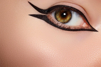 美丽的宏拍摄女眼睛经典眼线笔化妆完美的形状眼睛衬管化妆品化妆
