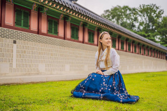 年轻的高加索人女旅游韩服国家<strong>朝鲜</strong>文衣服旅行韩国概念国家<strong>朝鲜</strong>文服装娱乐游客国家<strong>朝鲜</strong>文服装