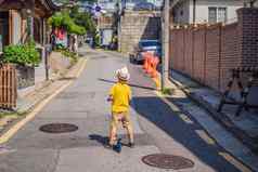 男孩旅游北村韩屋村著名的的地方朝鲜文传统的房子保存旅行韩国概念旅行孩子们概念